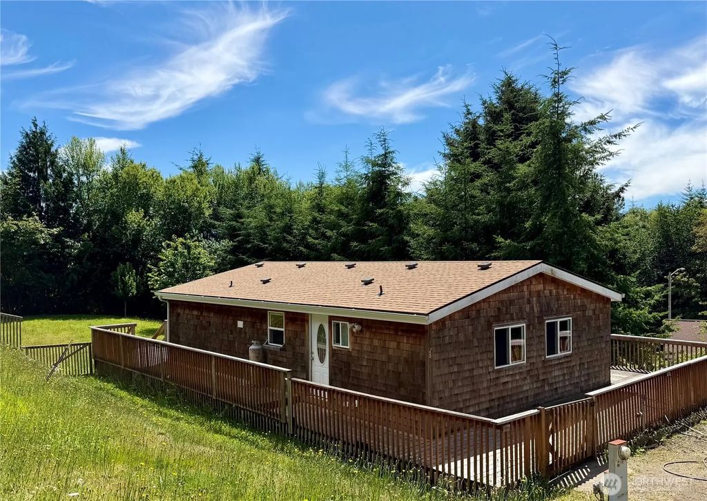 28 N Jacobson Road, Cathlamet