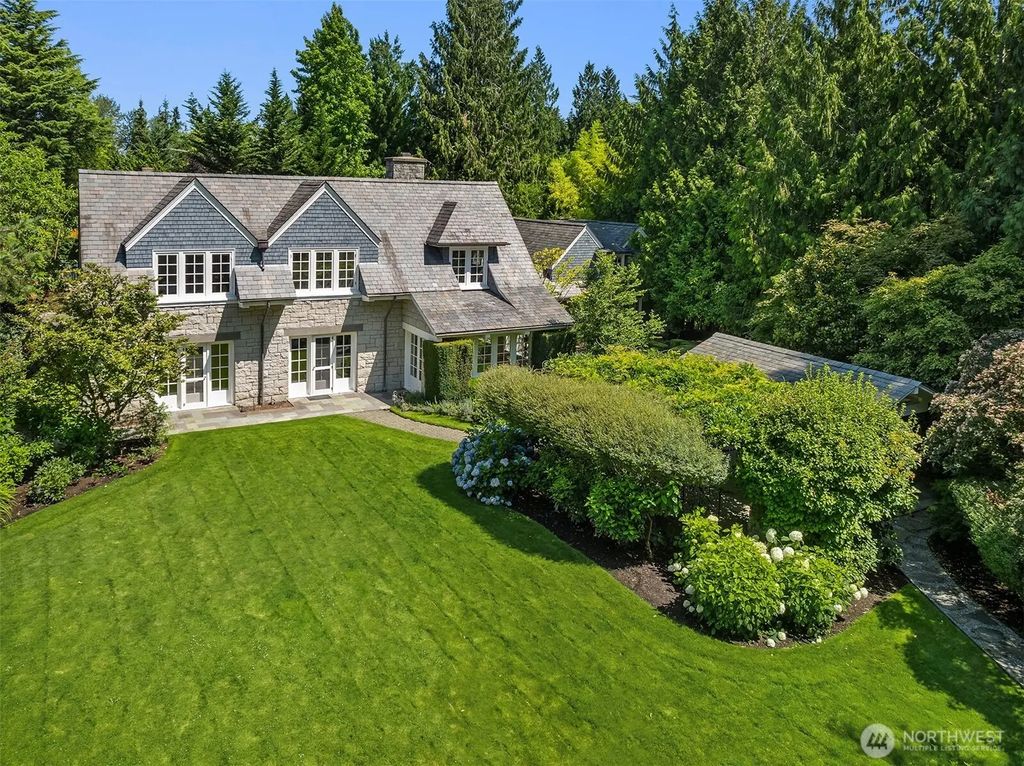 8106 Overlake Drive W, Medina