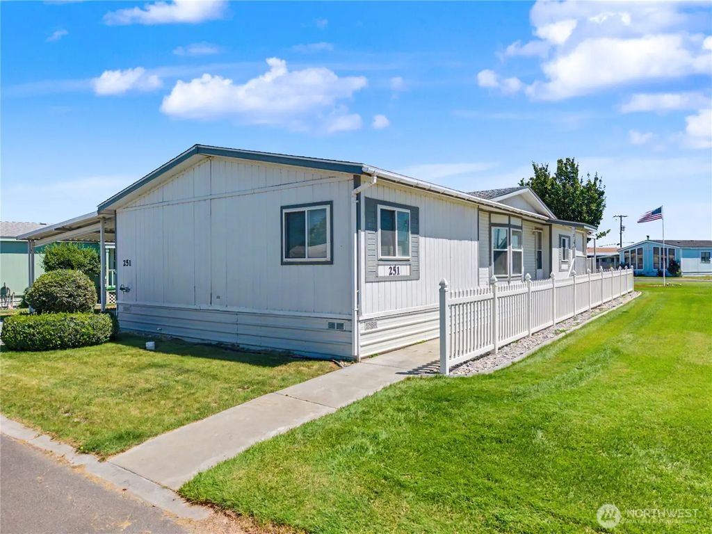 2240 W Broadway Avenue 251, Moses Lake
