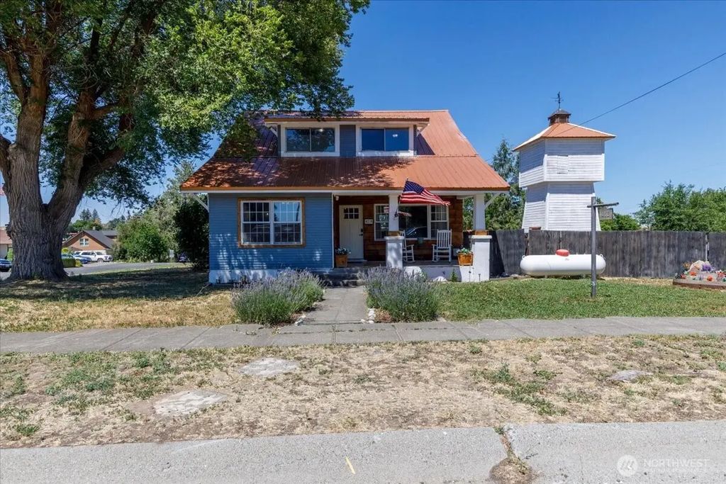 418 W Chestnut Street, Almira