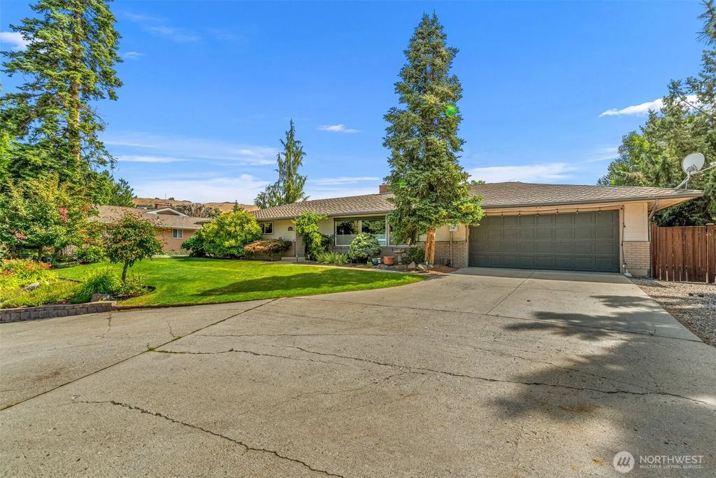 1677 Eastmont Avenue, East Wenatchee
