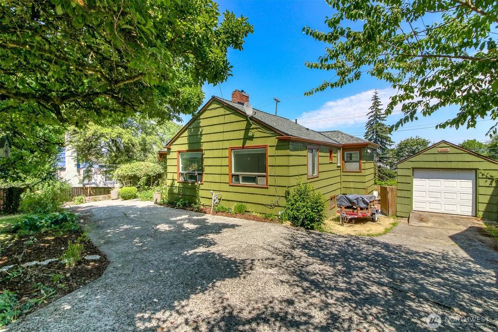 10082 Des Moines Memorial Drive S, Seattle