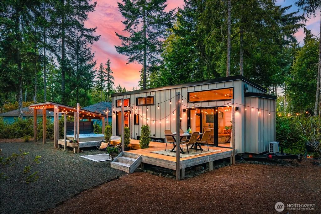 1431 E Phillips Lake Loop Road, Shelton