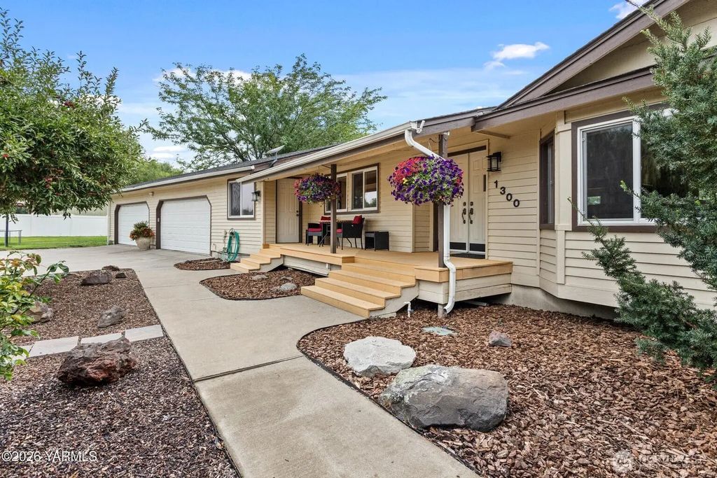 1300 Meadowlark Lane, Zillah