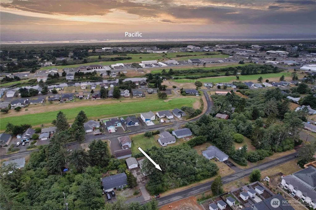 561 Dolphin Avenue Ne, Ocean Shores