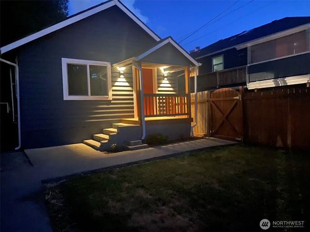 323 Sw 108th Street, Seattle