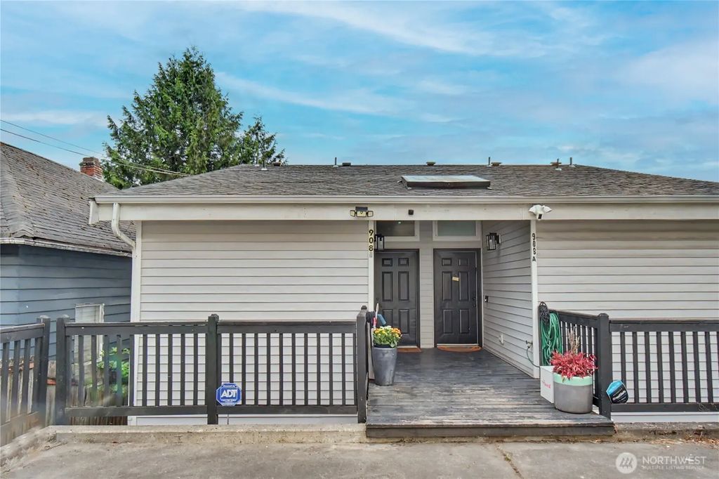 908 Hiawatha Place S B, Seattle