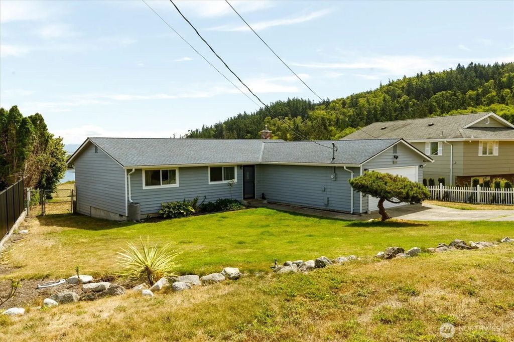 699 Maplewood Loop, Oak Harbor
