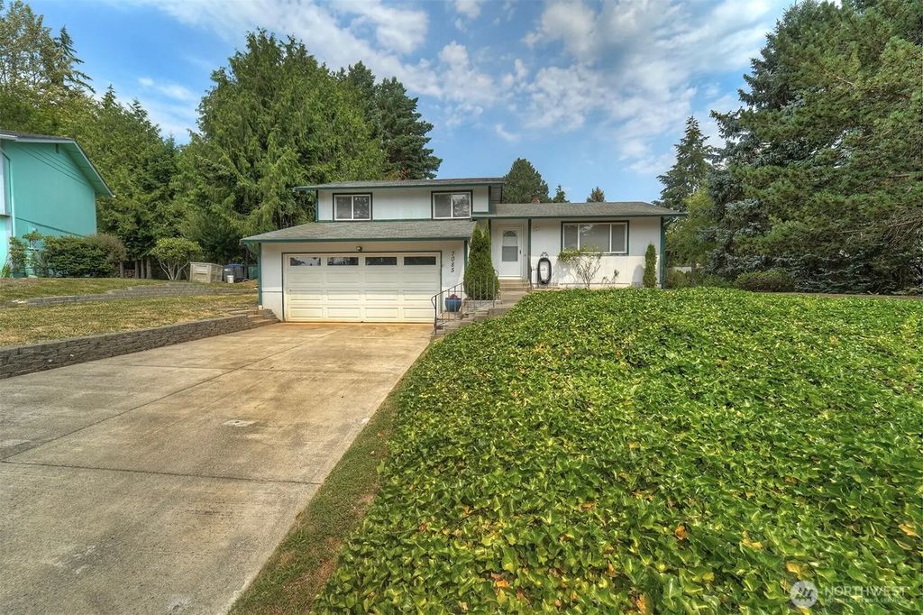 7085 Thebes Street Ne, Bremerton