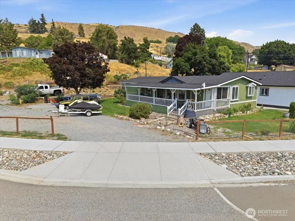 634 Warren Avenue W, Pateros