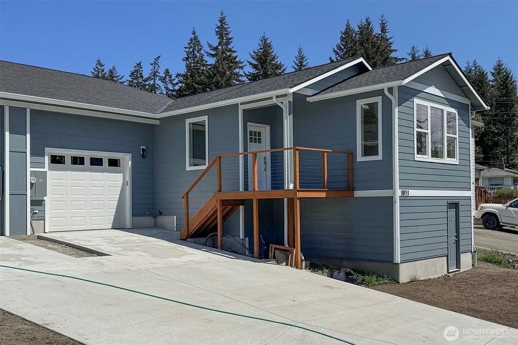 1911 W 10th St, Port Angeles