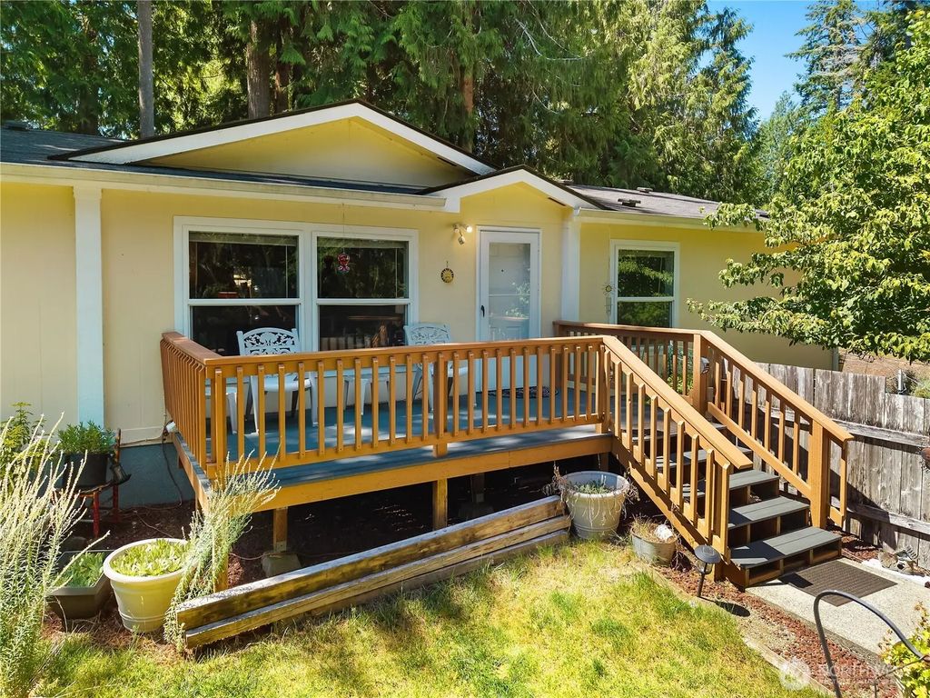 451 E Lakeshore Dr W, Shelton
