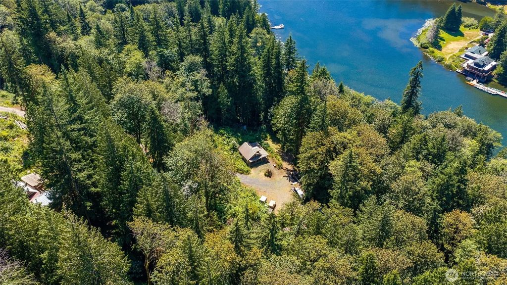 9075 Upper Frost Creek Road, Maple Falls