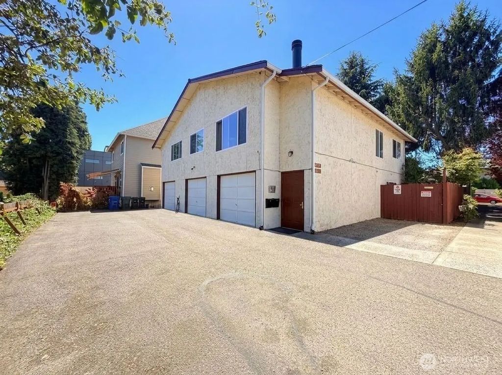 8848 Interlake Avenue N, Seattle