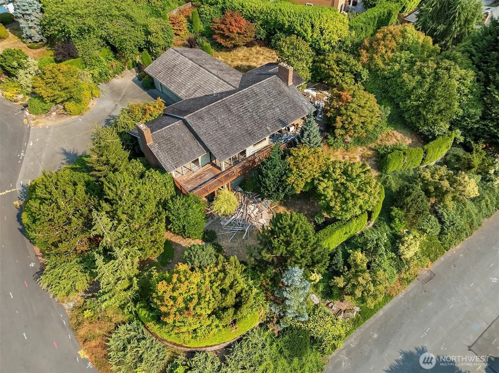 8811 Ne 15th Place, Clyde Hill
