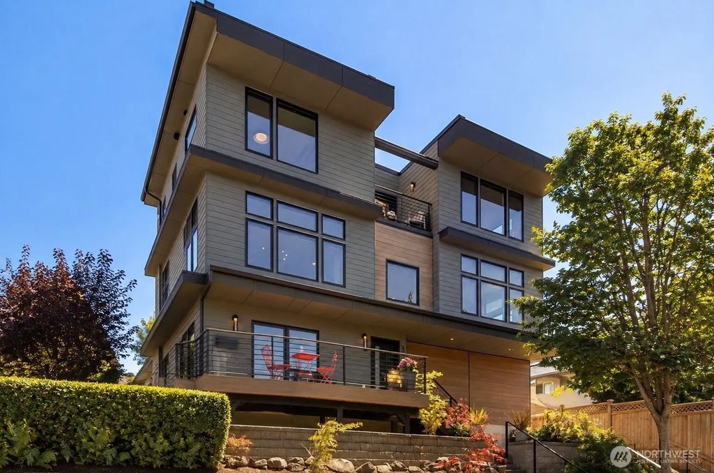 3240 32nd Avenue W, Seattle