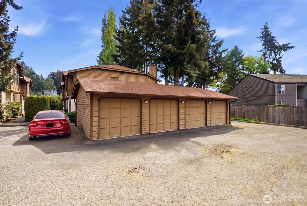 8017 Ne 177th Court 504, Kenmore