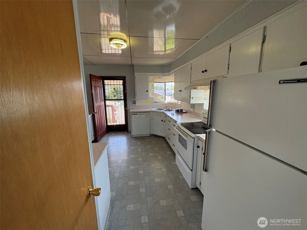 10 W Dewberry Avenue, Omak