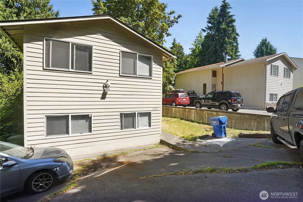 10616 Roosevelt Way Ne, Seattle