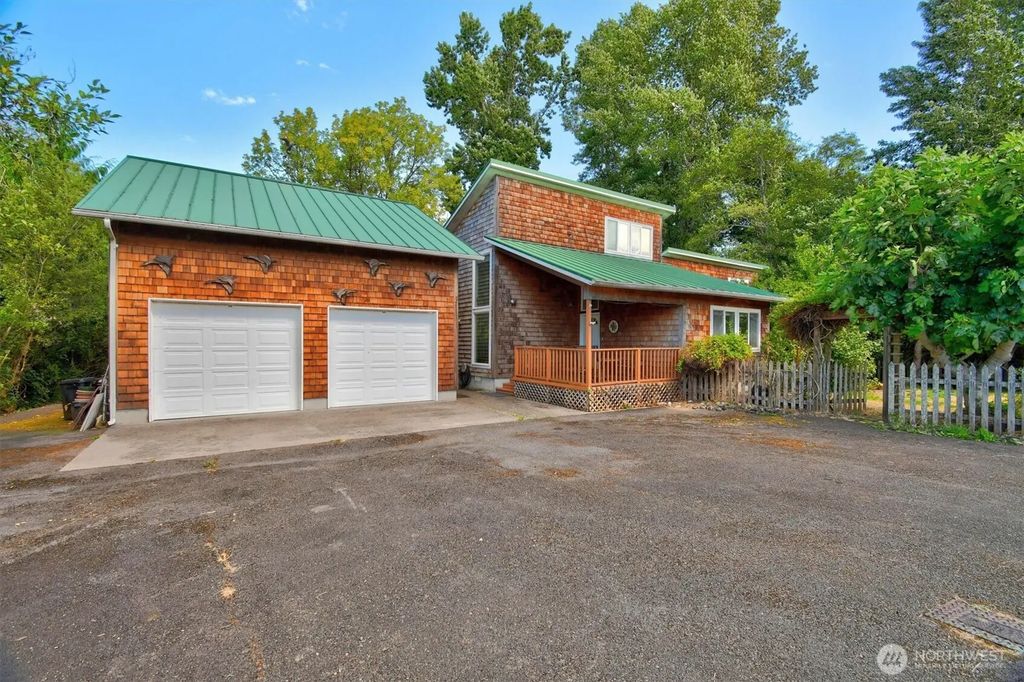 347 E Birnie Slough Road, Cathlamet
