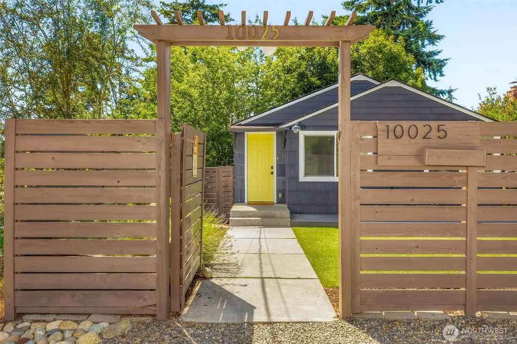 10025 Ashworth Avenue N, Seattle