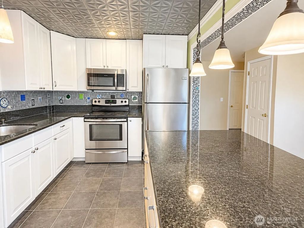 18523 68th Street 205, Kenmore