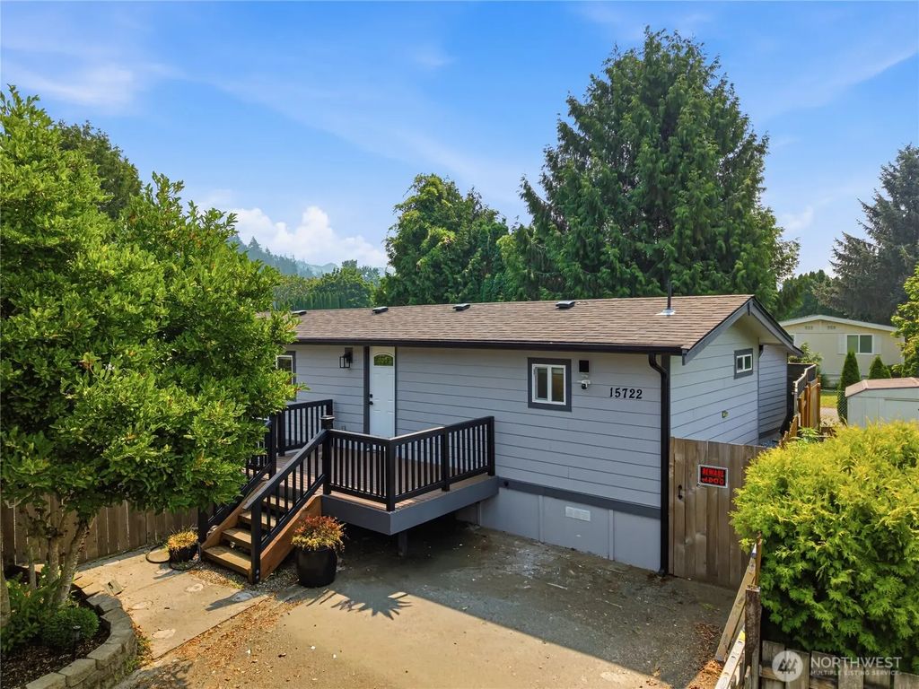 15722 52nd Street E 11, Sumner