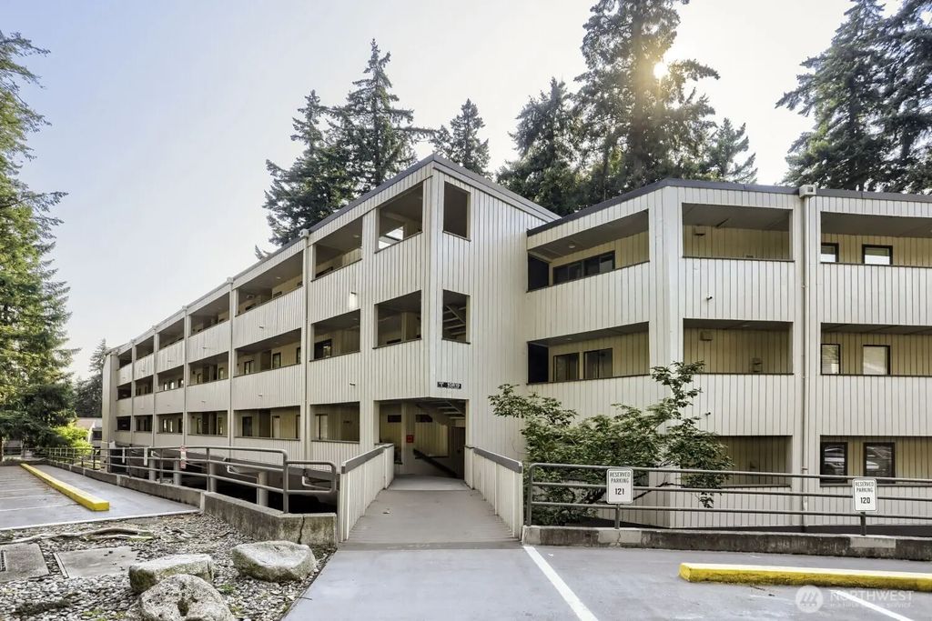 10819 Ne 37th Place 227, Bellevue