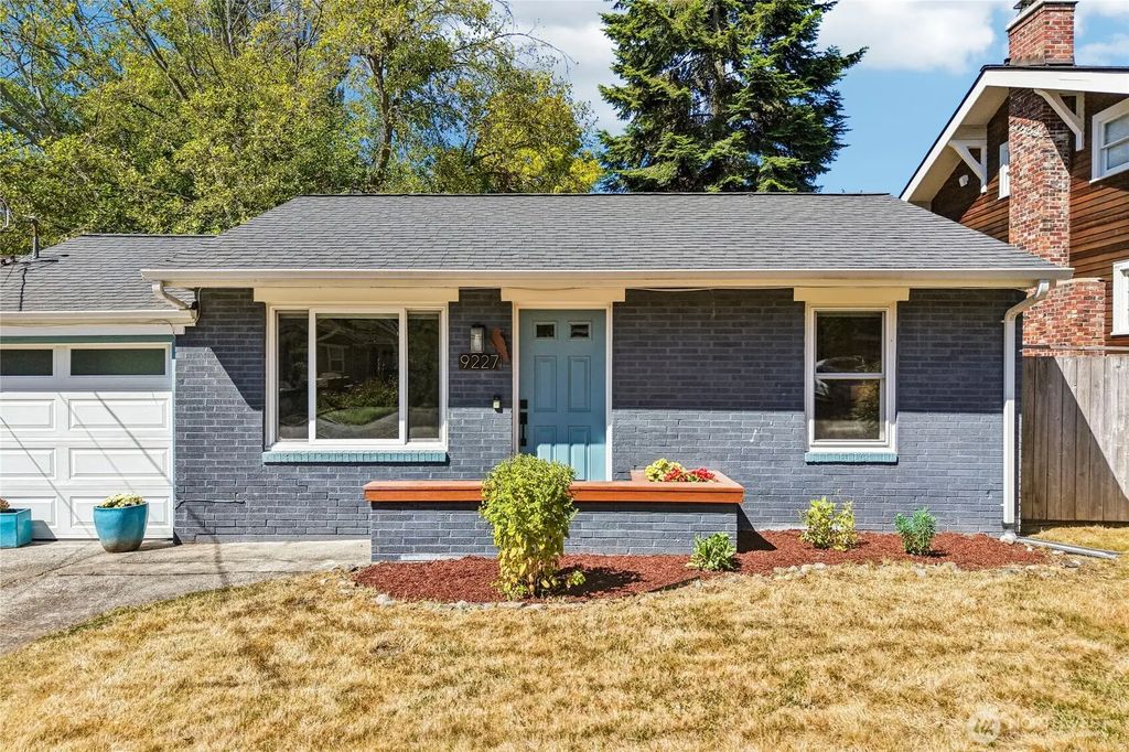9227 Palatine Avenue N, Seattle