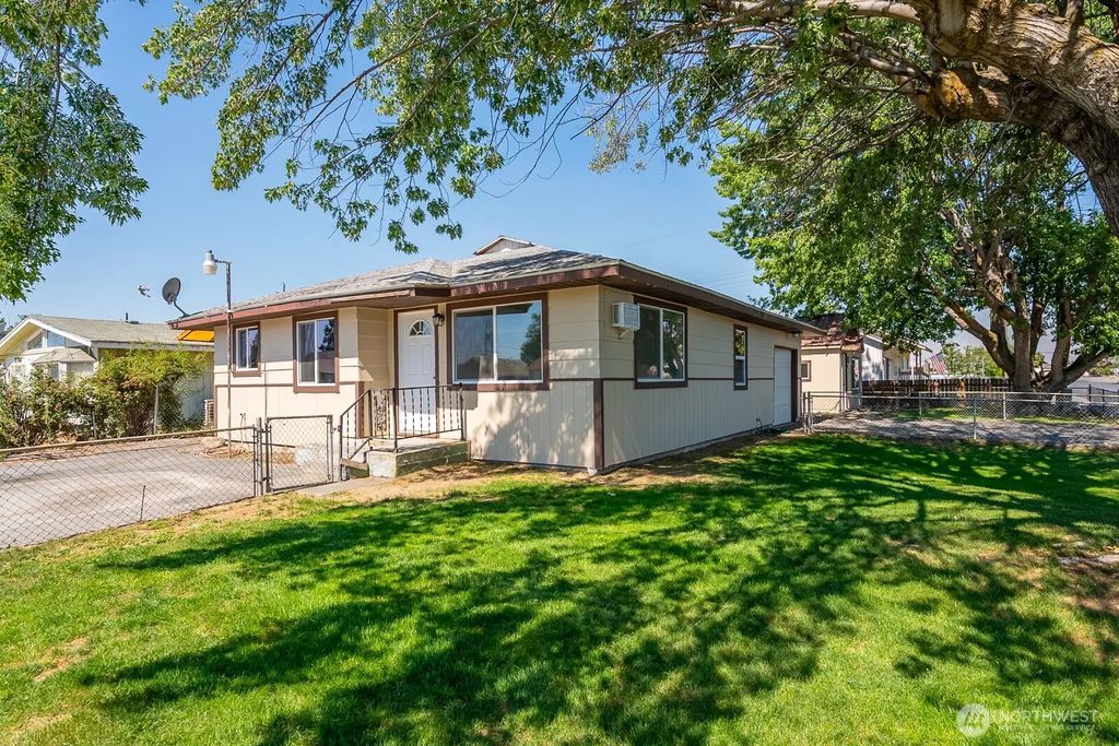 2104 W Spruce Street, Moses Lake