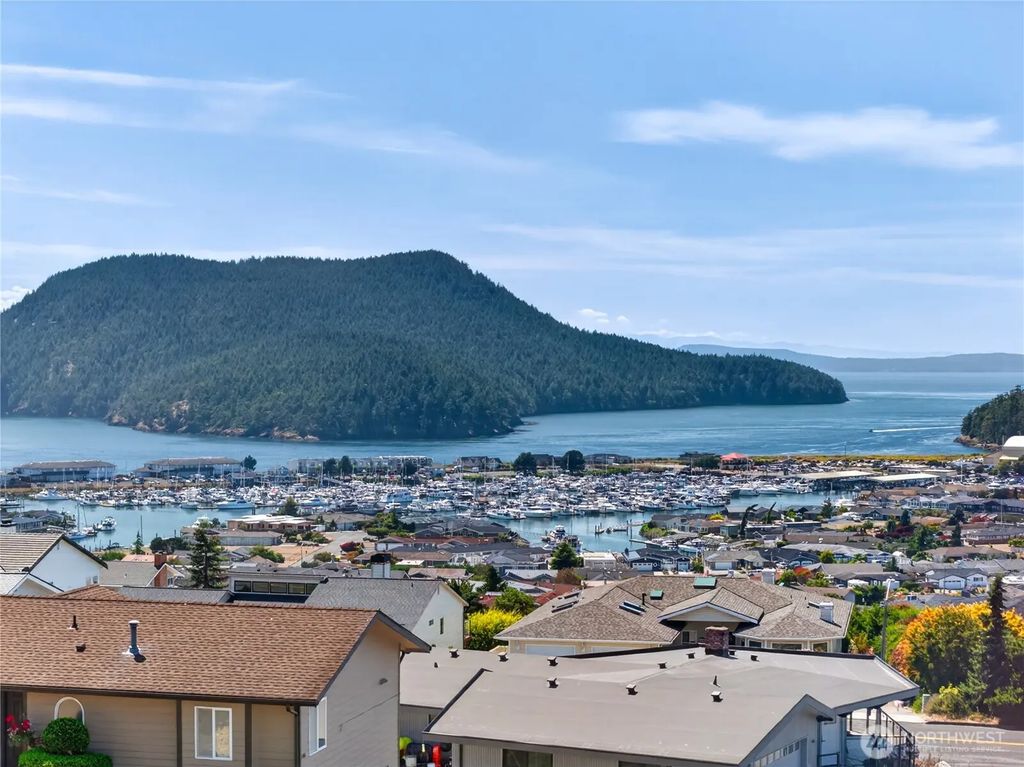 4808 Glasgow Way, Anacortes