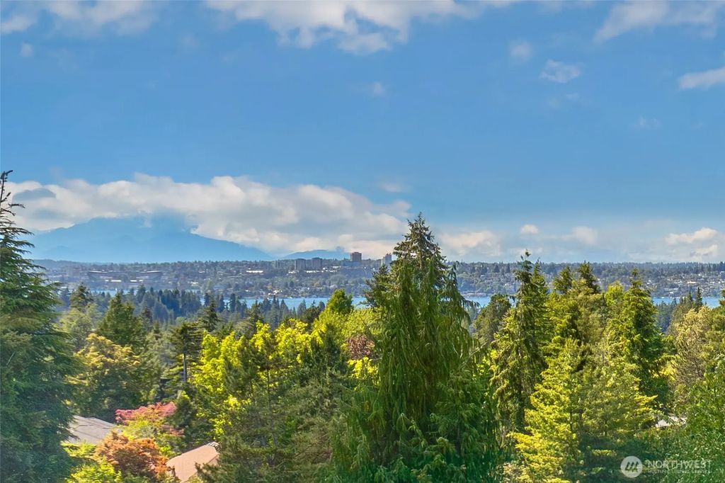 9636 Ne 30th Place, Clyde Hill