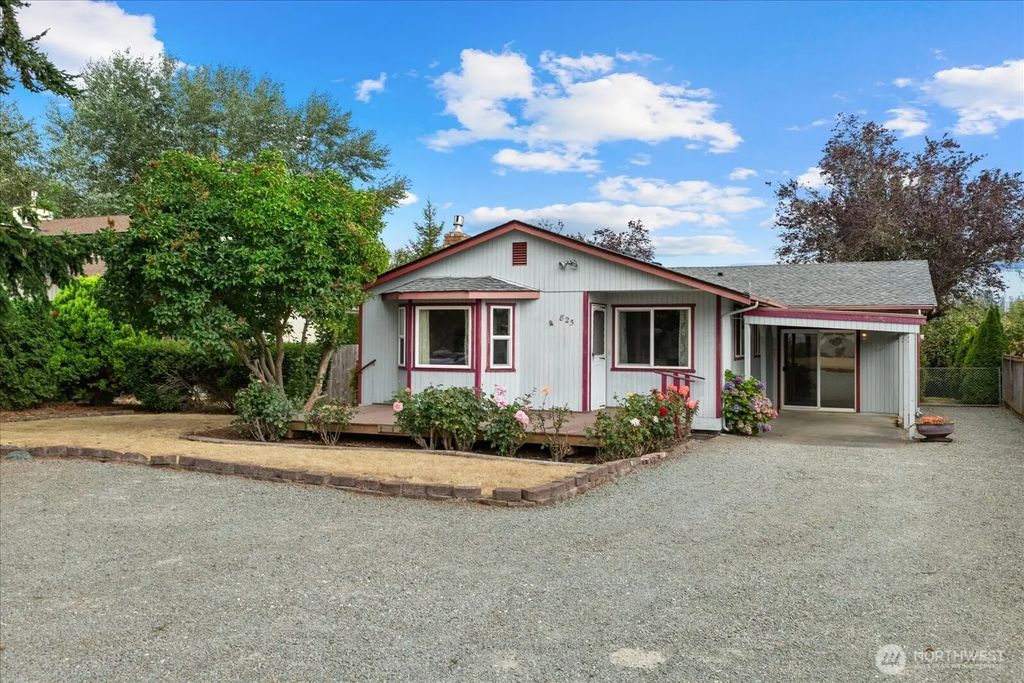 825 Livingston Bay Shore Drive, Camano Island