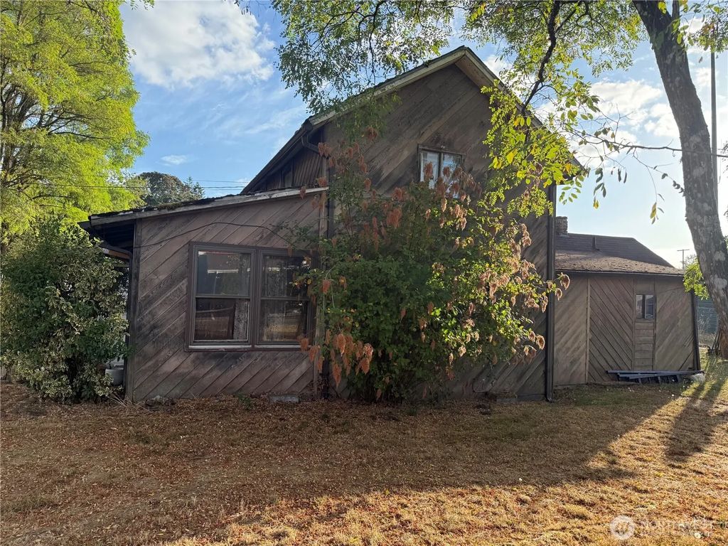 303 Peterson Street S, Roy