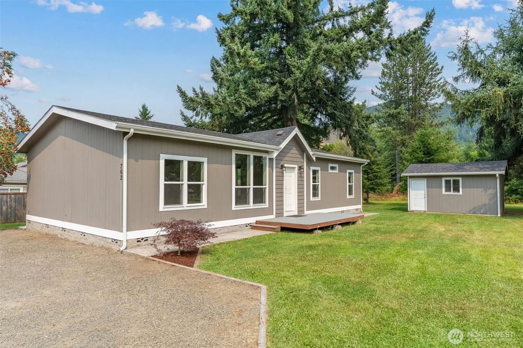 762 Division Avenue, Morton