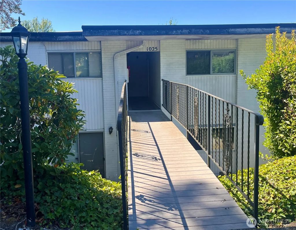 1020 S 230th Street A303, Des Moines
