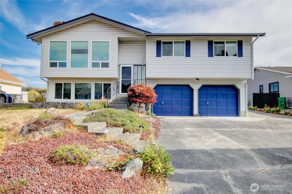 4417 Glasgow Way, Anacortes