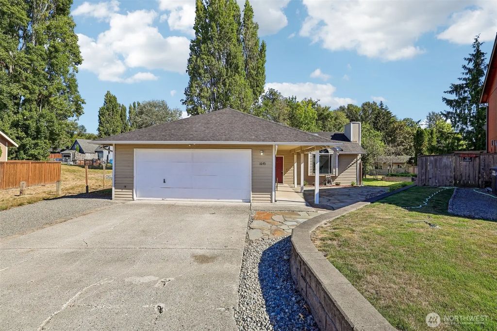 1643 S 245th Place, Des Moines