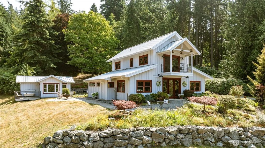8015 Cultus Bay Road, Clinton
