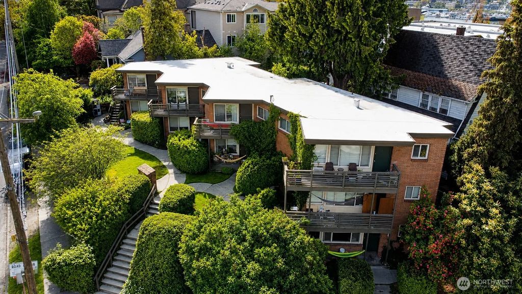 3261 Fuhrman Avenue E, Seattle