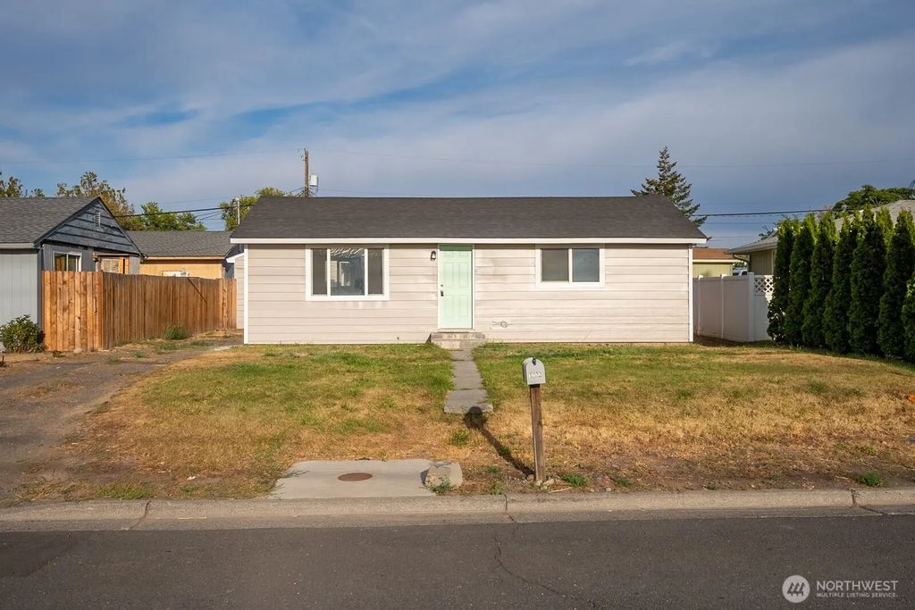 1222 Se A Street, Ephrata