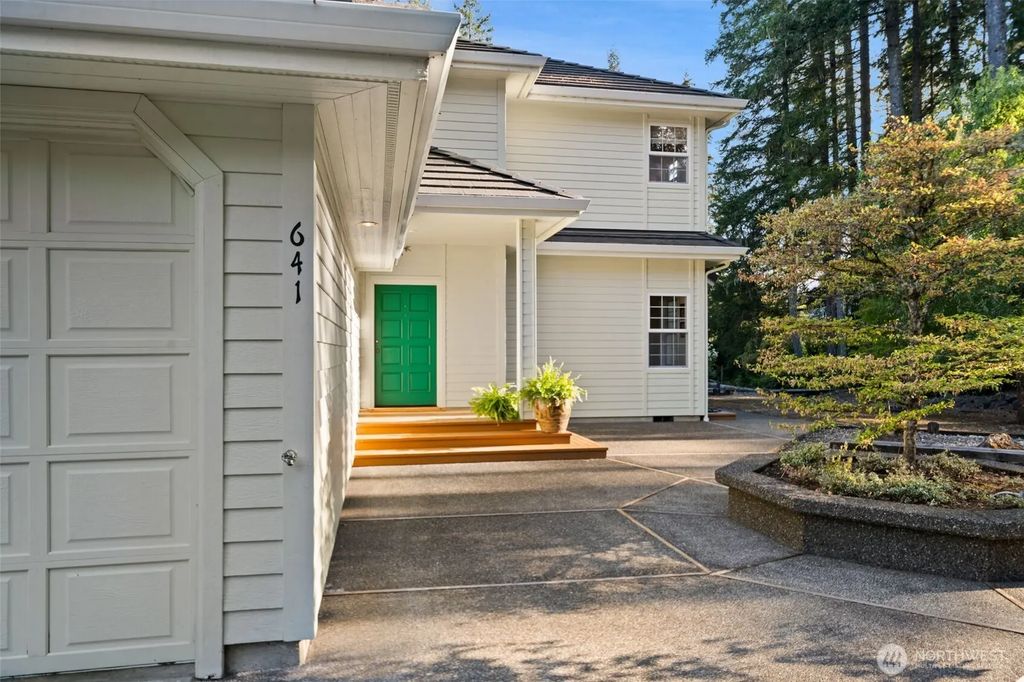 641 E Lakeshore Drive, Allyn