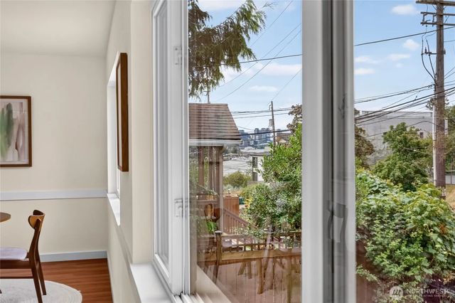 4042 5th Avenue Ne, Seattle