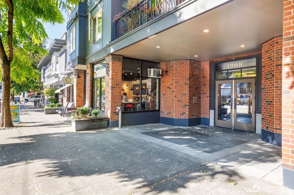 1909 10th Avenue W 201, Seattle
