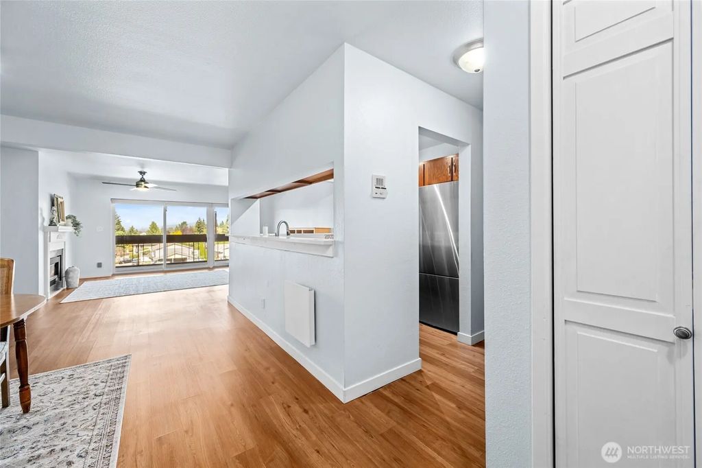 2021 N Laventure Road 404, Mount Vernon