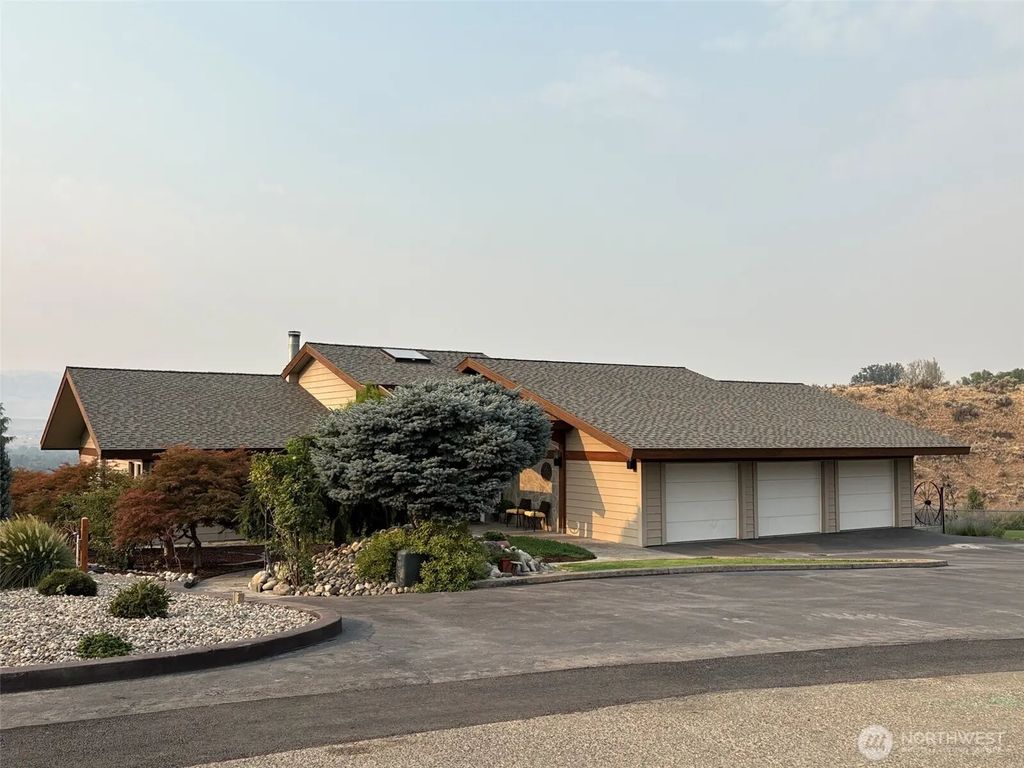 522 Hillcrest Circle Drive, Omak