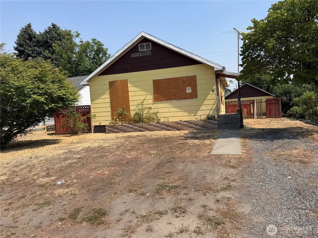 20 N Elm Street, Omak