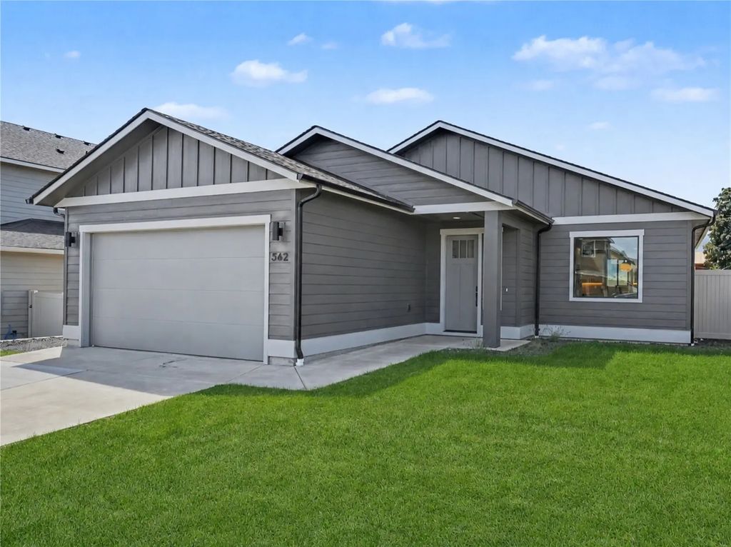 562 S Oasis Loop, East Wenatchee