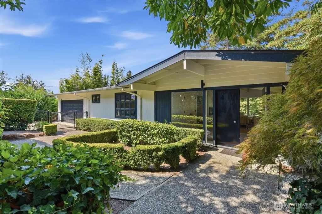 631 84th Avenue Ne, Medina