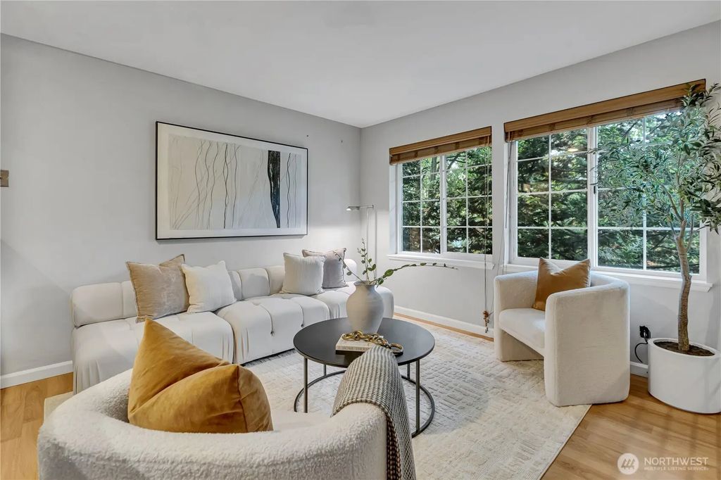 952 N 35th Street 102, Seattle